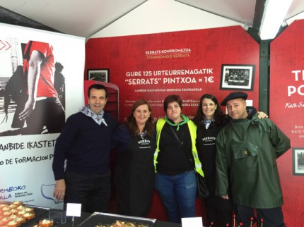 Parte del equipo de Conservas Serrats con la representante de Kate Sarea elkartea