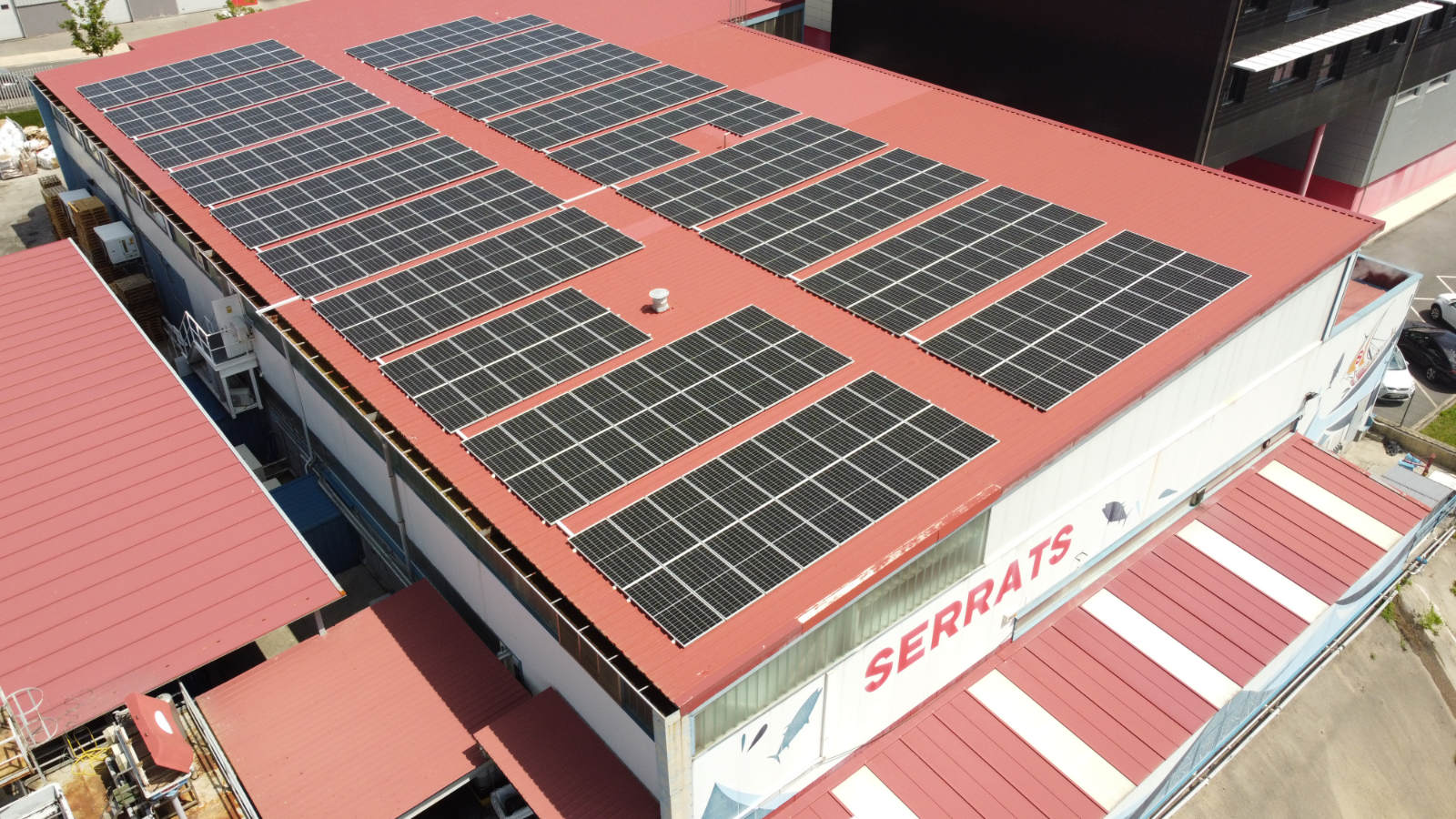 Paneles solares en la fábrica de Conservas Serrats