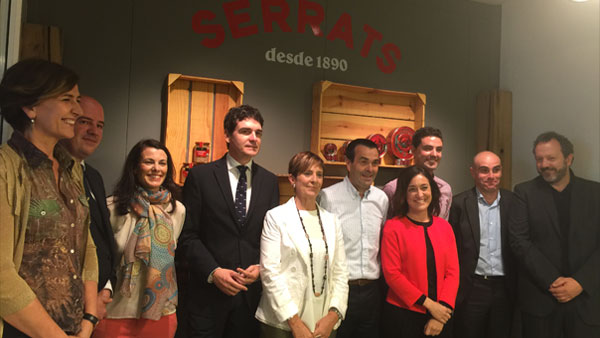 Autoridades de Gobierno Vasco, Bizkaia y Bermeo han visitado las instalaciones de Conservas Serrats en su 125 aniversario.